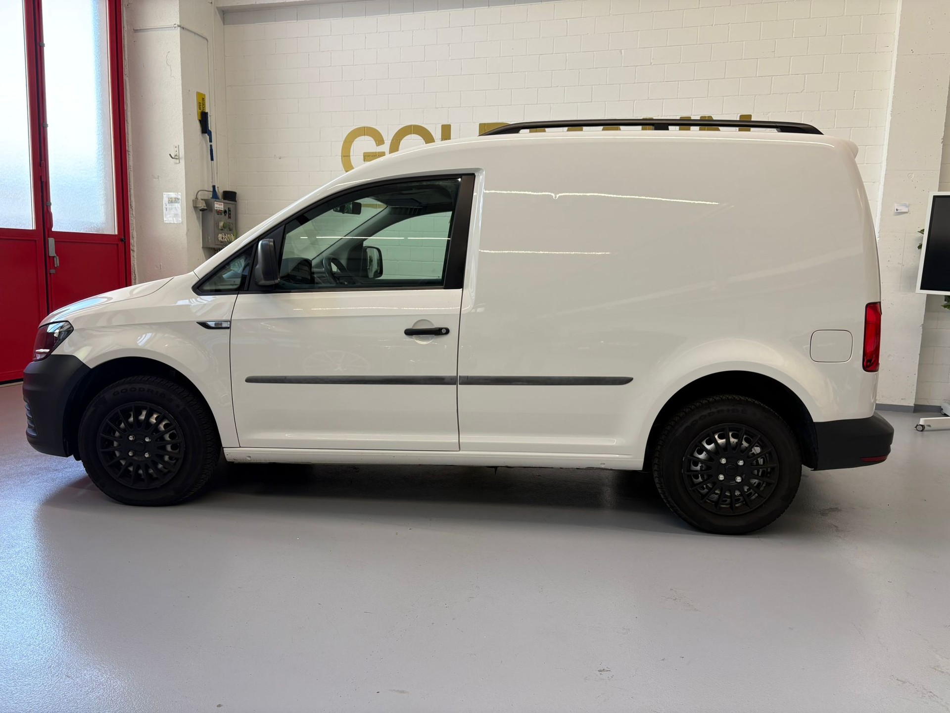 VW Caddy 2.0TDI BlueMotion Technology-image-2