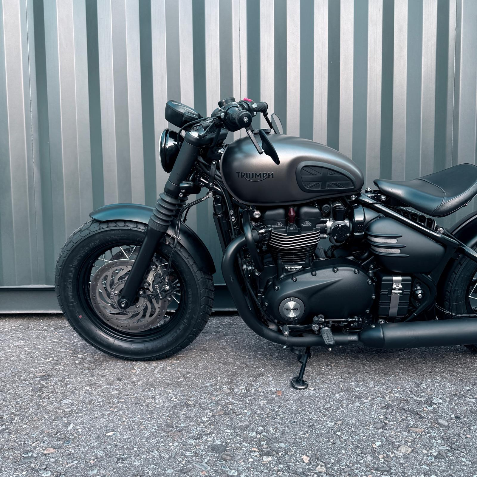 TRIUMPH Bonneville 1200 Bobber Black ABS-showroom-element-1