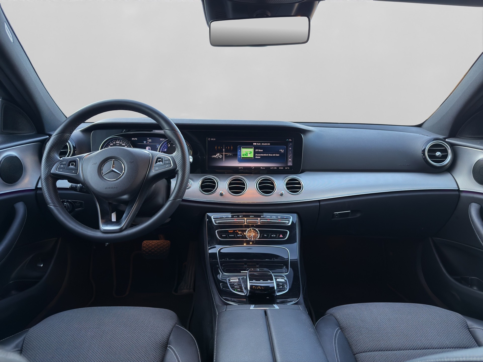 MERCEDES-BENZ E 200 Avantgarde 9G-Tronic-image-8