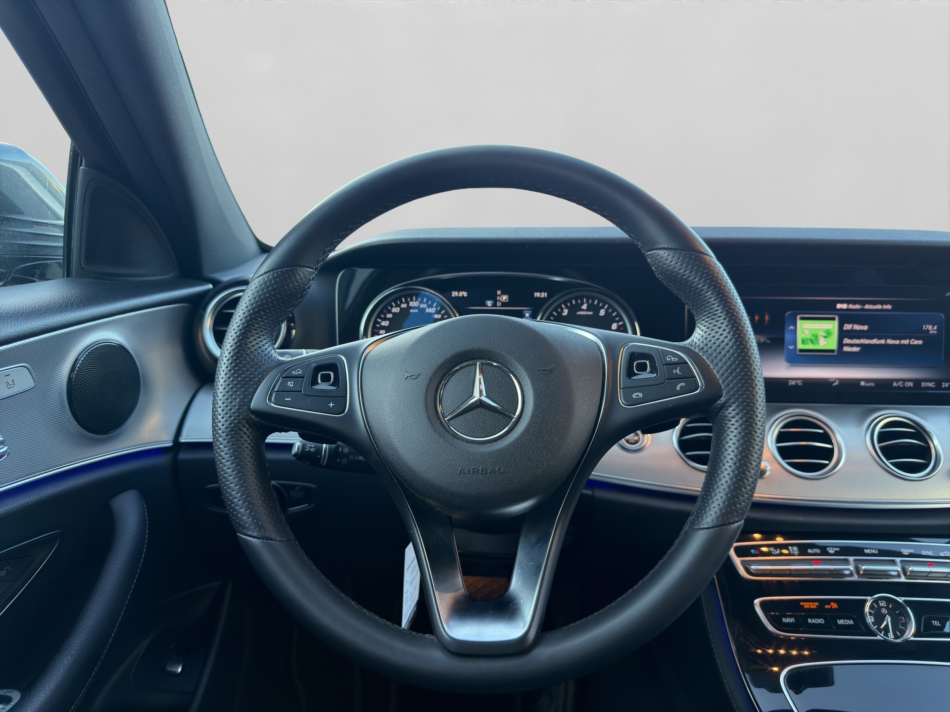 MERCEDES-BENZ E 200 Avantgarde 9G-Tronic-image-10