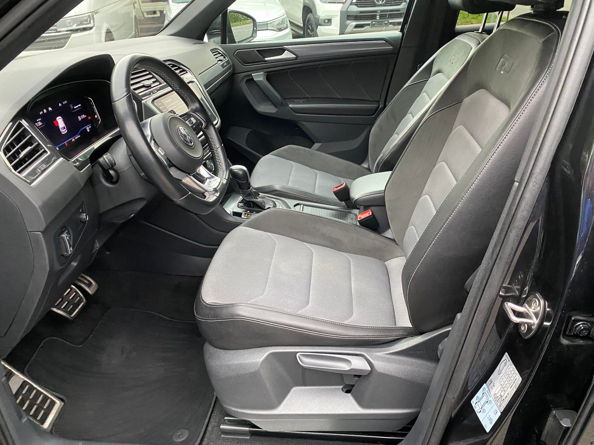 VW Tiguan 2.0 TDI SCR Highline 4Motion DSG-image-2