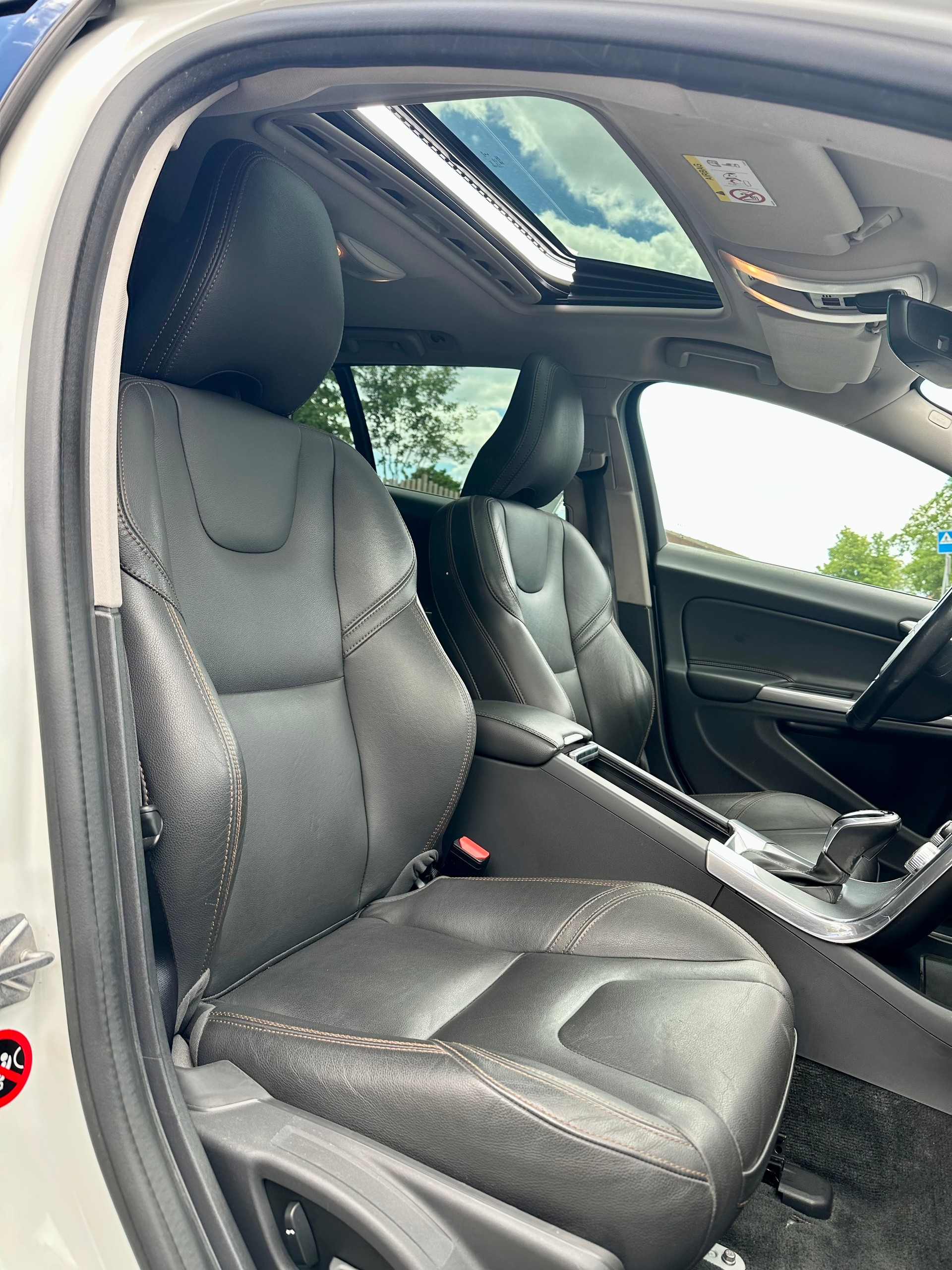 VOLVO V60 Cross Country T5 AWD Executive Geartronic-image-12
