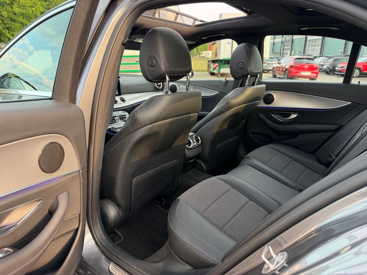 MERCEDES-BENZ E 200 Avantgarde 4Matic 9G-Tronic-image-9