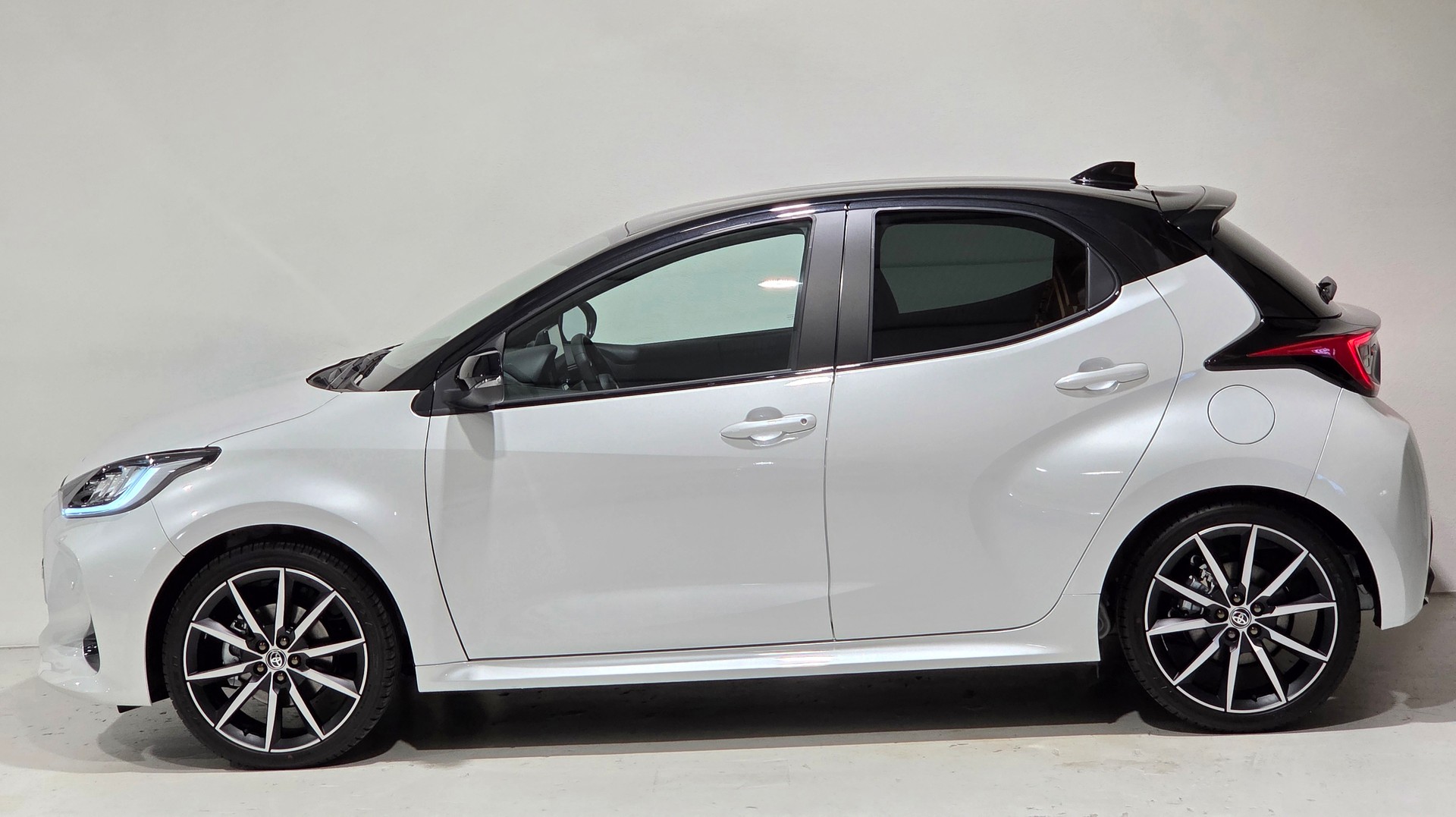 TOYOTA Yaris 1.5 GR Sport e-CVT-showroom-element-1