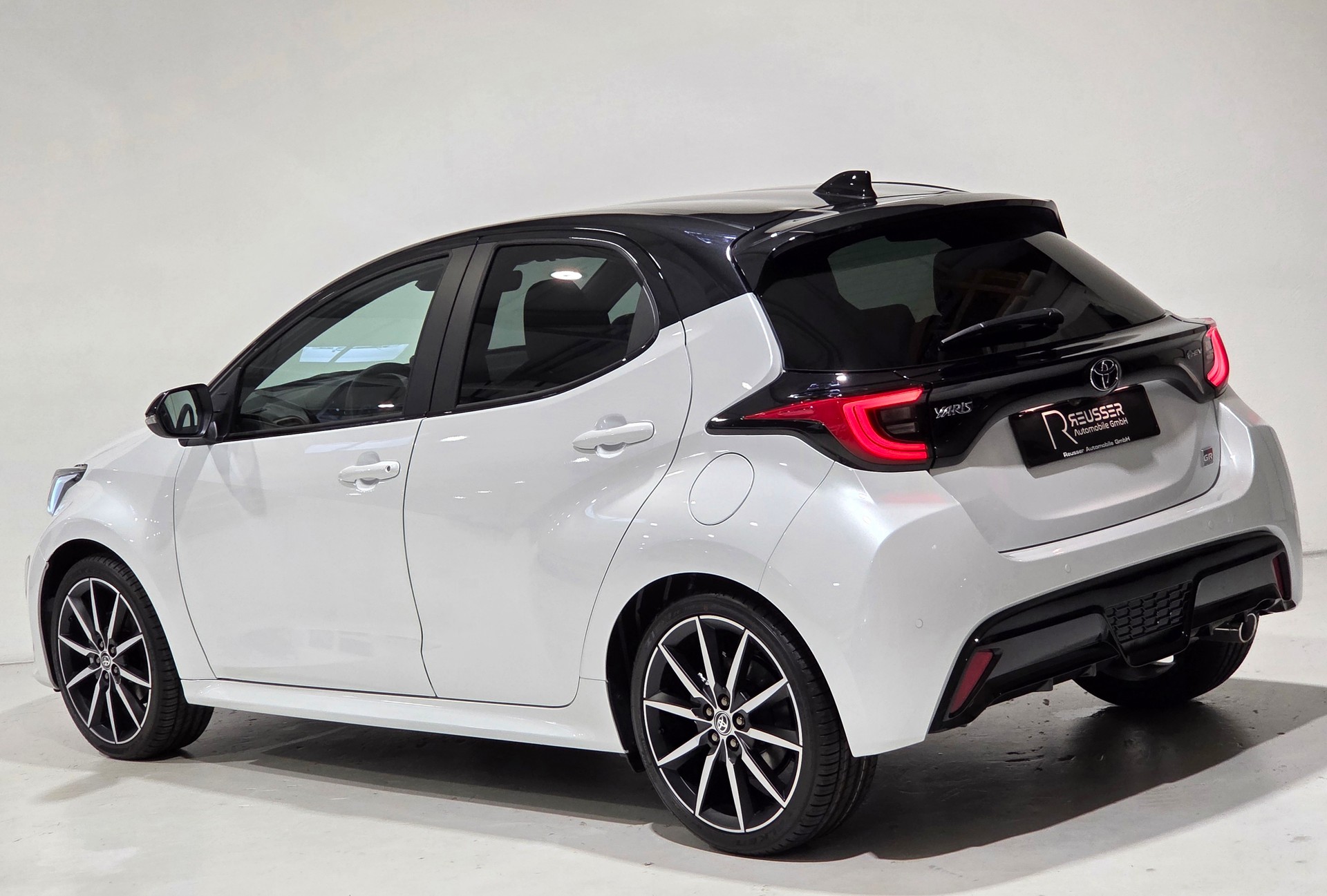 TOYOTA Yaris 1.5 GR Sport e-CVT-showroom-element-2