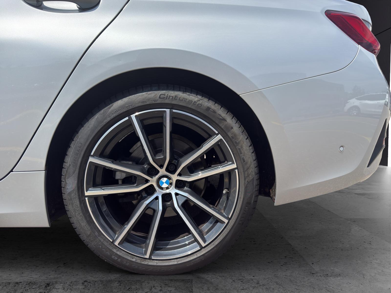 BMW 320i xDrive-image-8