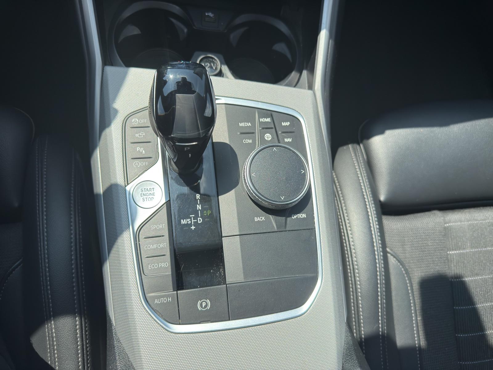 BMW 320i xDrive-image-15