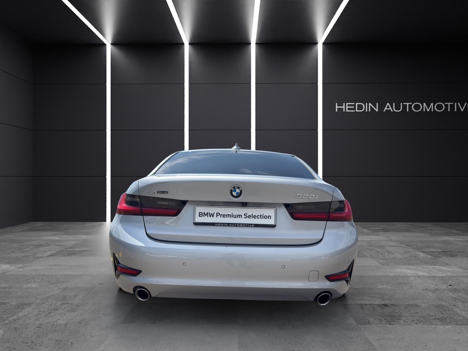 BMW 320i xDrive-showroom-element-3