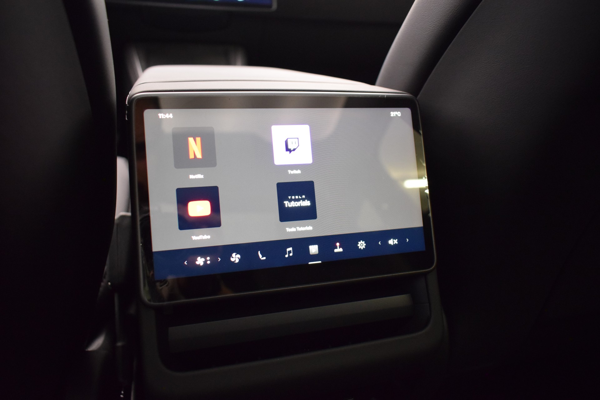 TESLA Model Y Premium Long Range AWD, 7 Sitzer, Made in Berlin-image-28