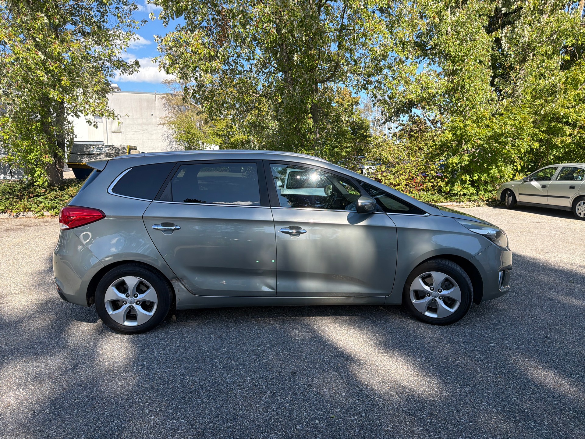 KIA Carens 1.7 CRDi Trend ** 07x Sitze ** Klima-auto ** MF-Lenkrad-Tempomat ** PDC H ** Ab MFK 09.05.2025-image-10