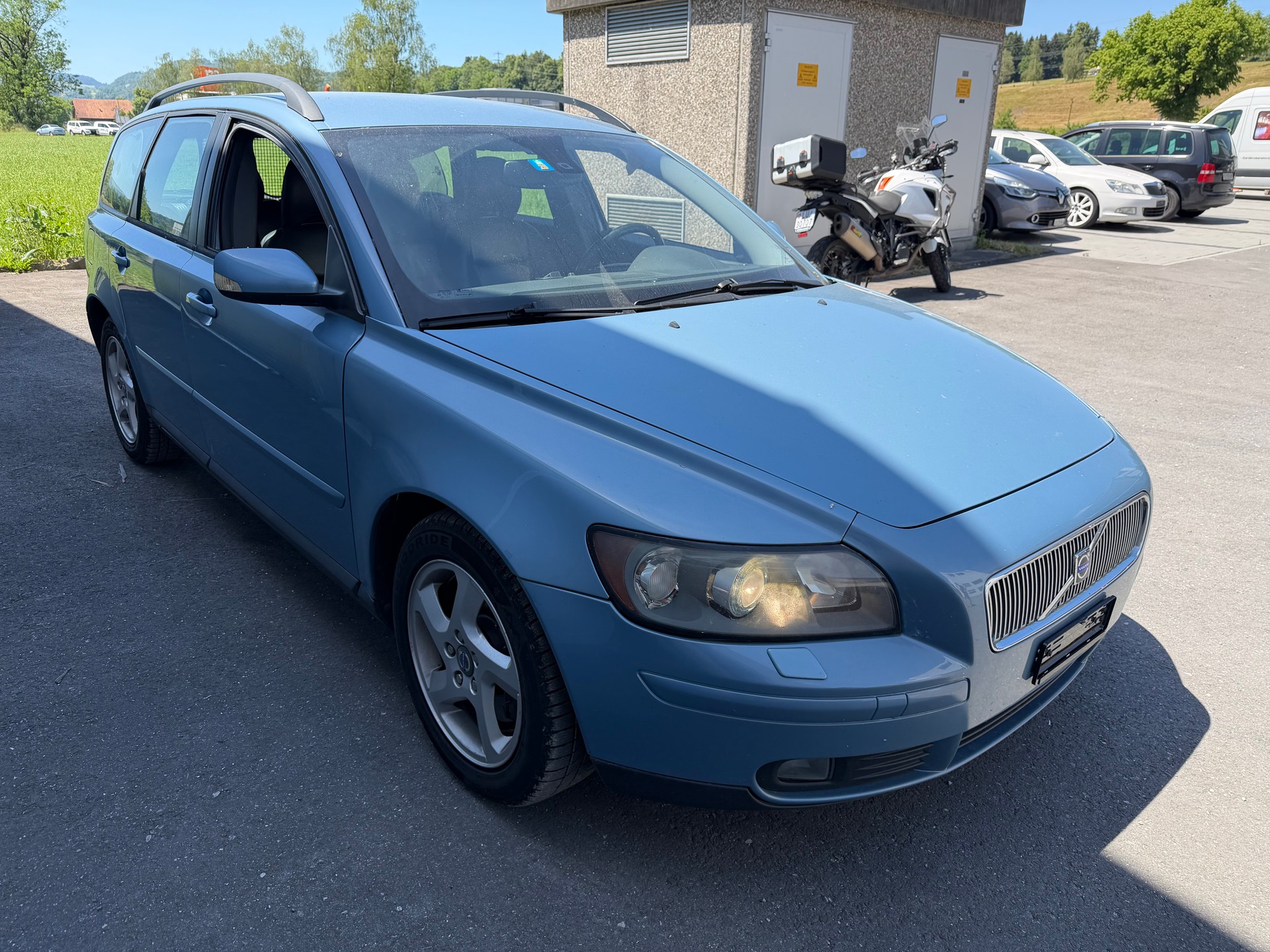 VOLVO 2.4i-showroom-element-1