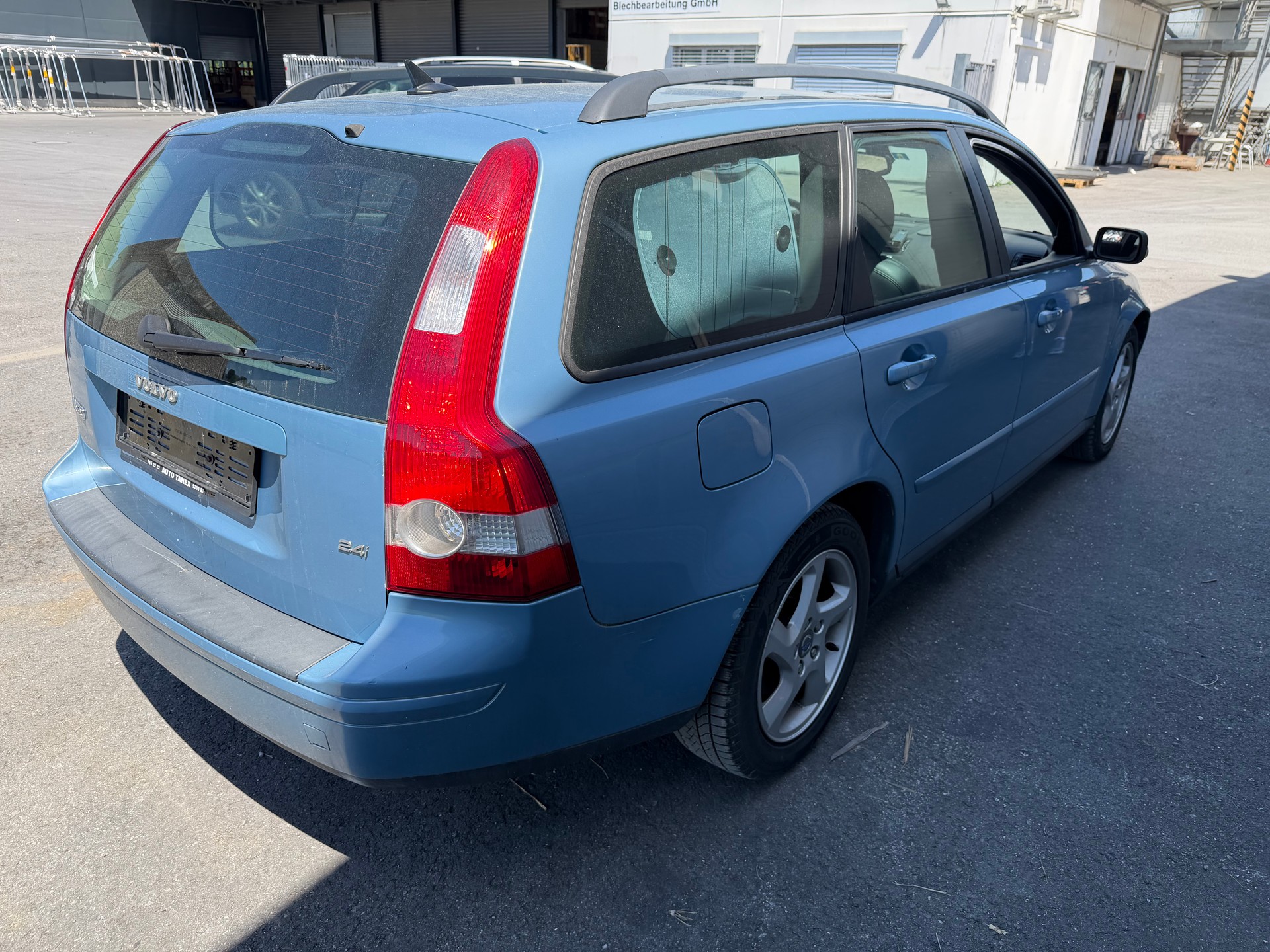 VOLVO 2.4i-showroom-element-2