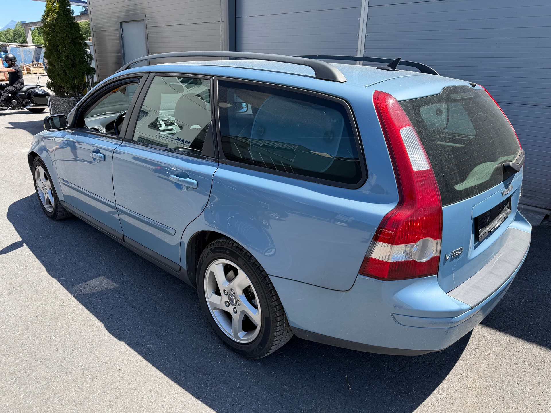VOLVO 2.4i-showroom-element-3