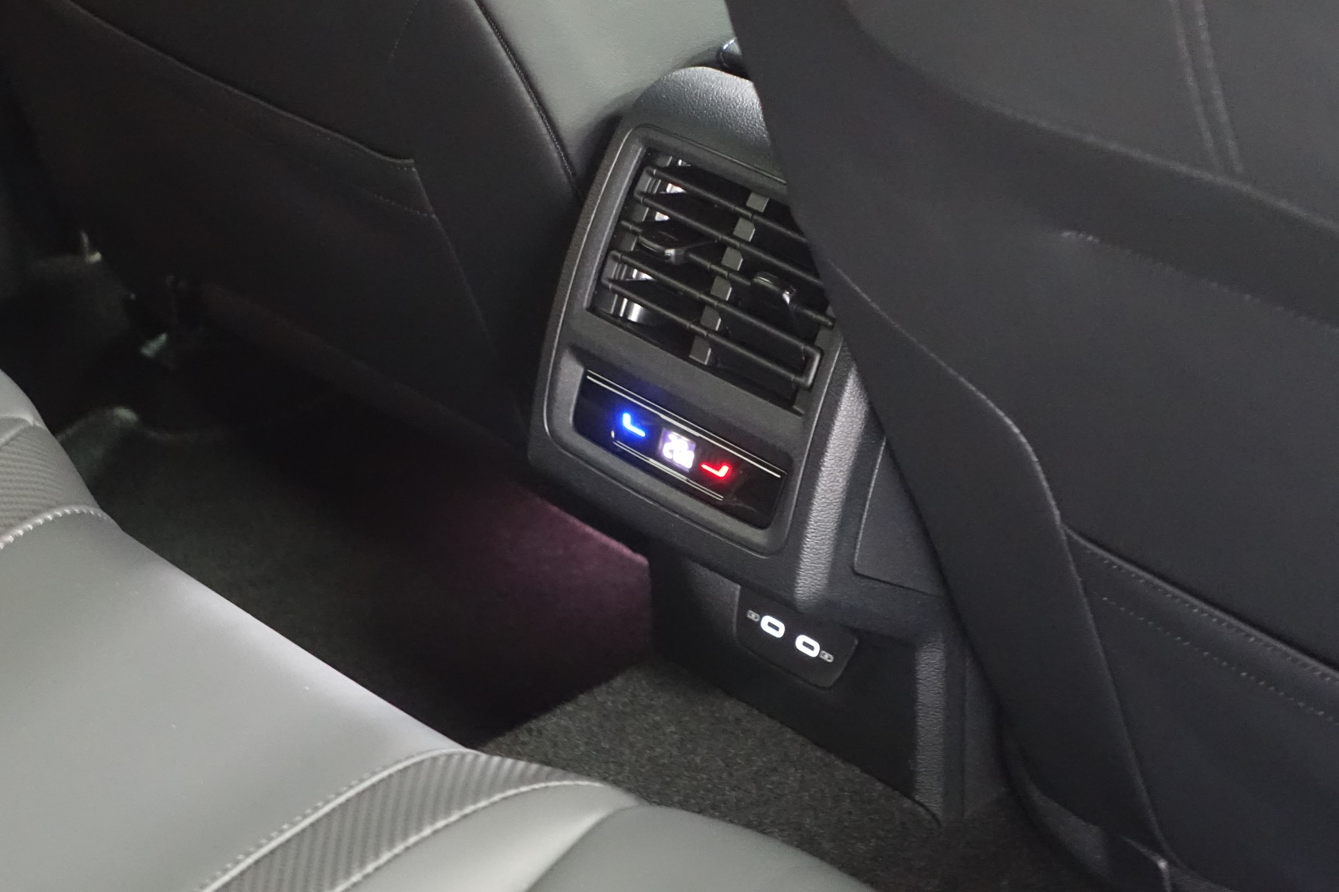 VW Golf VIII 2.0 TSI R Black Edition DSG 4motion **neues Modell *-image-16