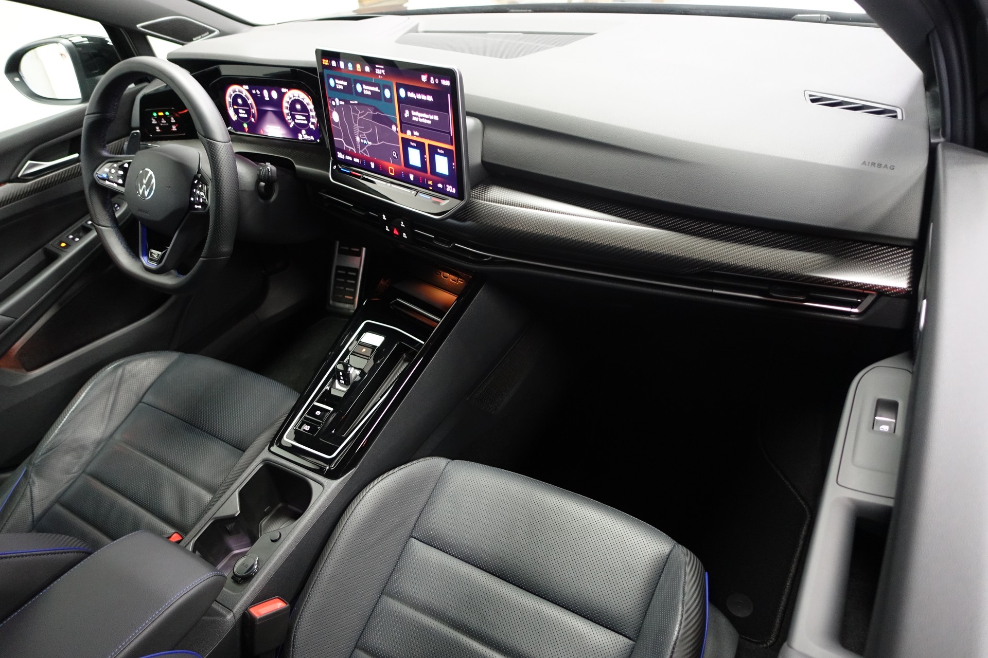 VW Golf VIII 2.0 TSI R Black Edition DSG 4motion **neues Modell *-image-12