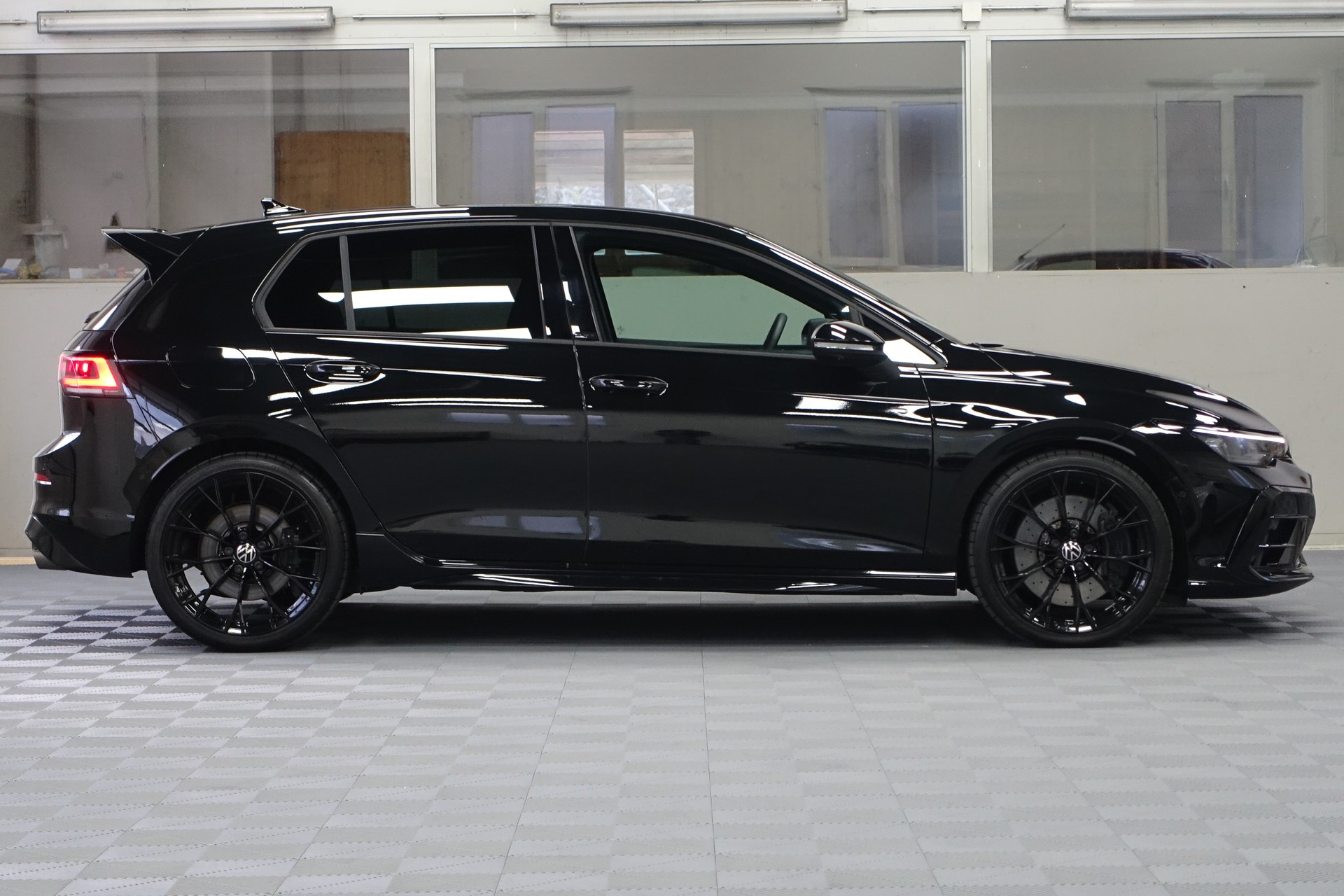VW Golf VIII 2.0 TSI R Black Edition DSG 4motion **neues Modell**-showroom-element-3