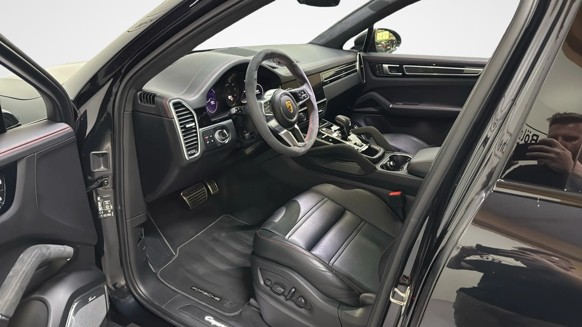 PORSCHE Cayenne GTS Coupé-image-11
