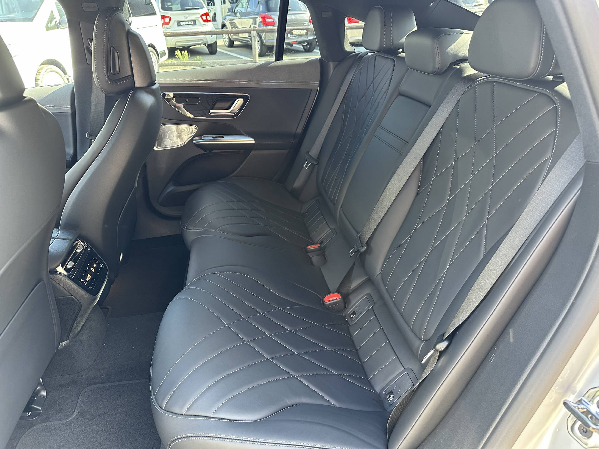 MERCEDES-BENZ EQE 500 AMG Line 4matic-image-11