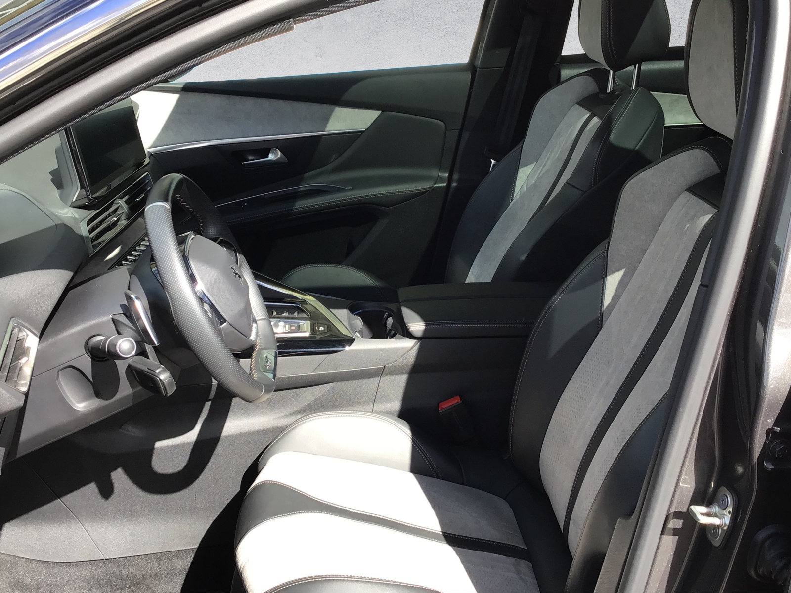 PEUGEOT 3008 300e Hybrid4 GT EAT8-image-8