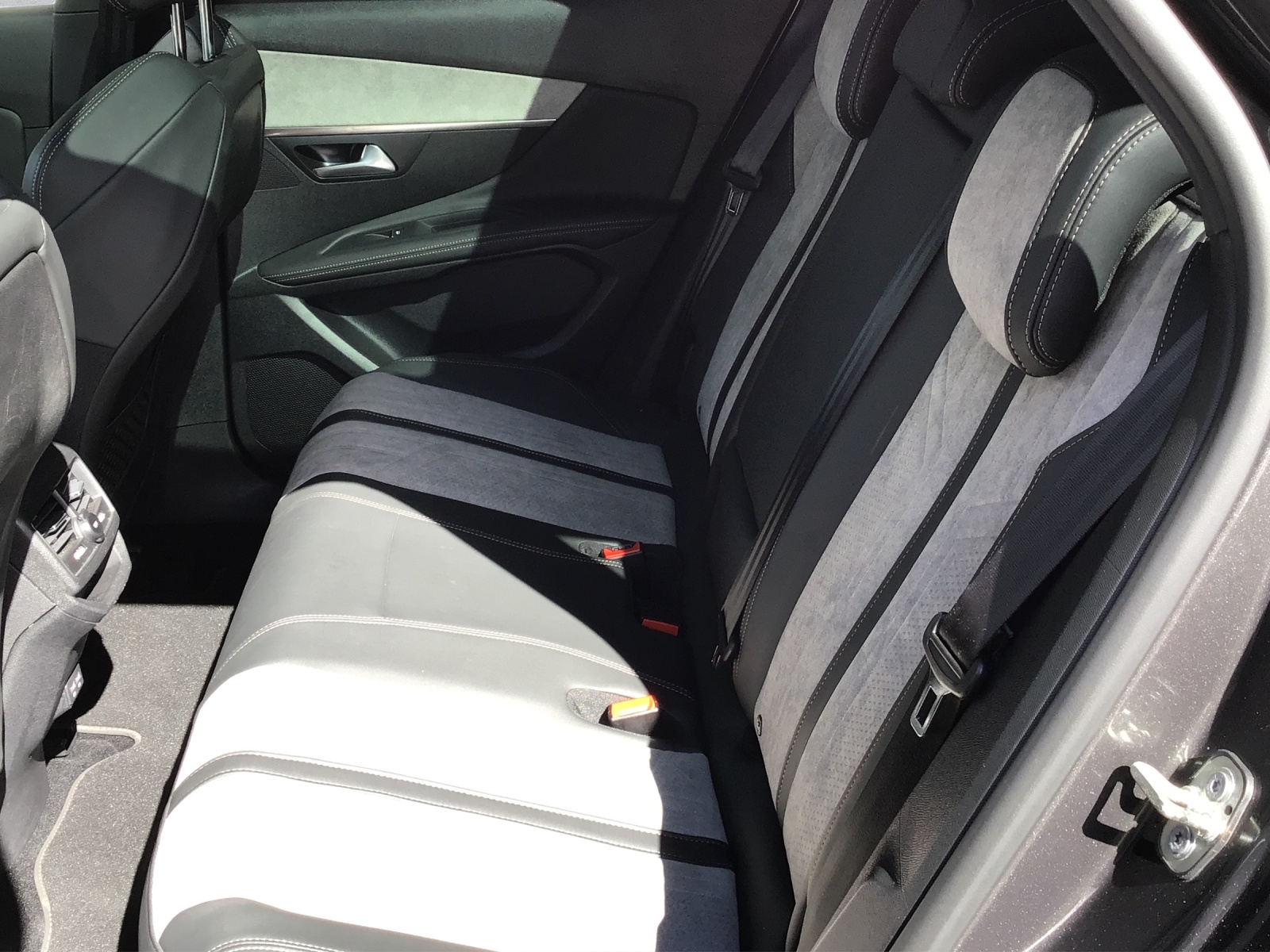 PEUGEOT 3008 300e Hybrid4 GT EAT8-image-13