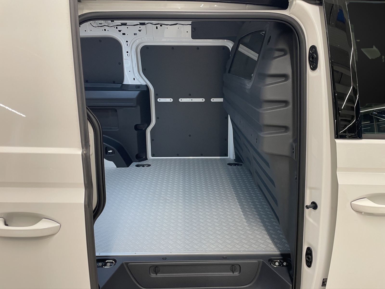 VW ID. Buzz Cargo Pro 4Motion-image-8