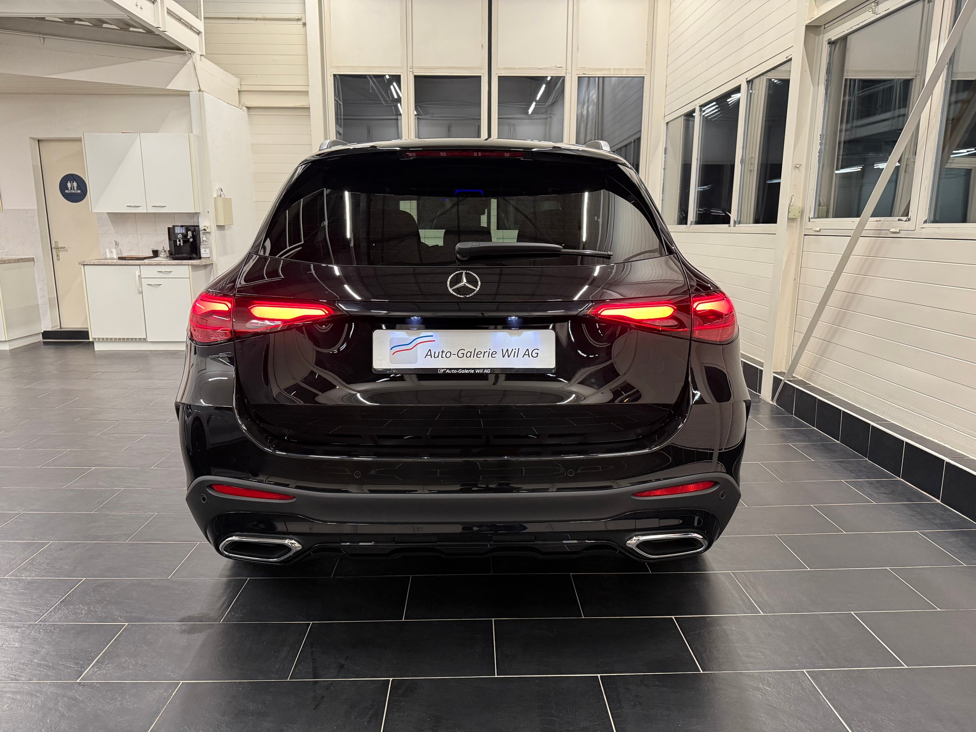 MERCEDES-BENZ GLC 220 d AMG Line 4matic-image-4