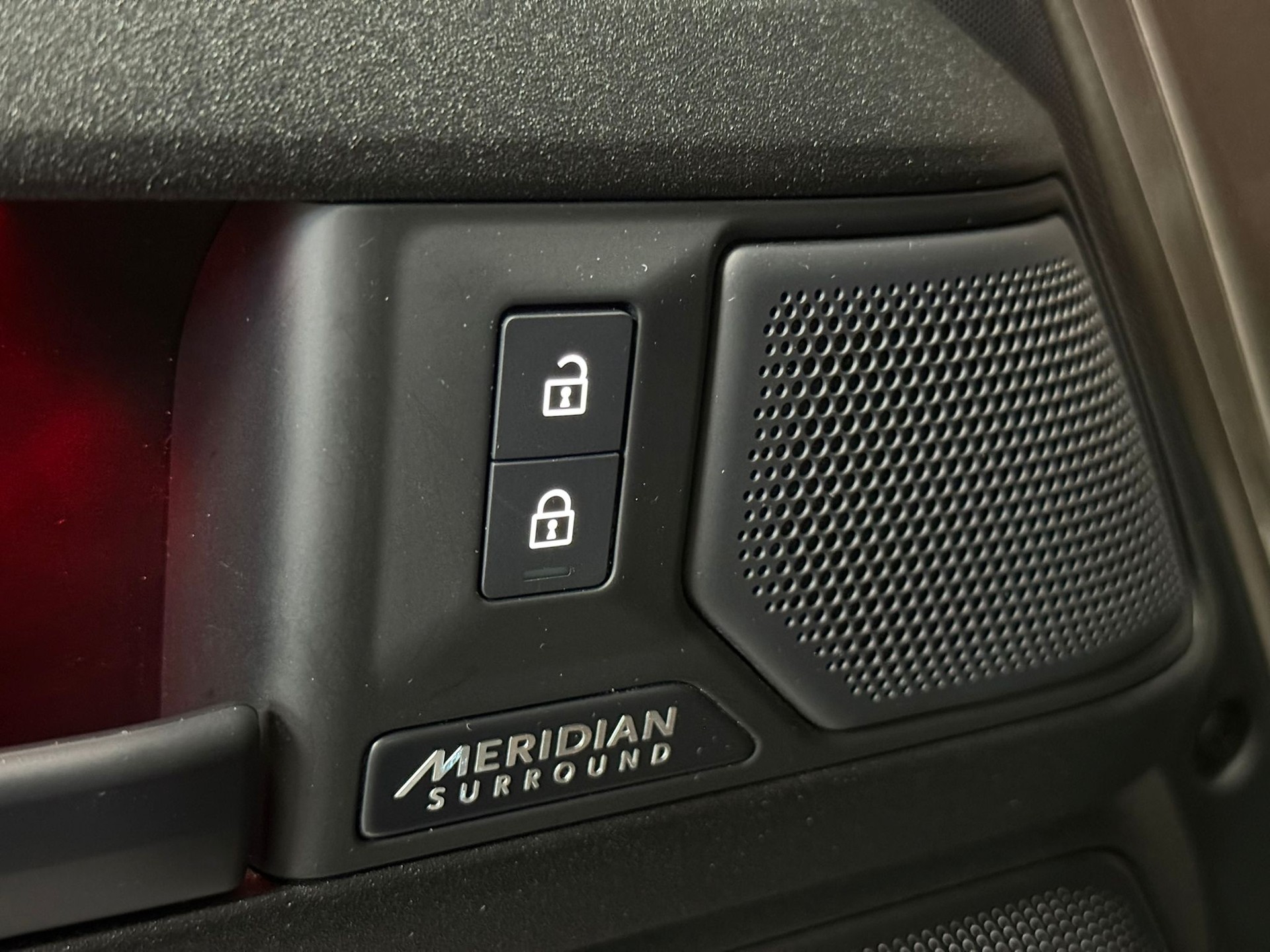 LAND ROVER Defender 110 635 V8 4.4 Octa AT8-image-12