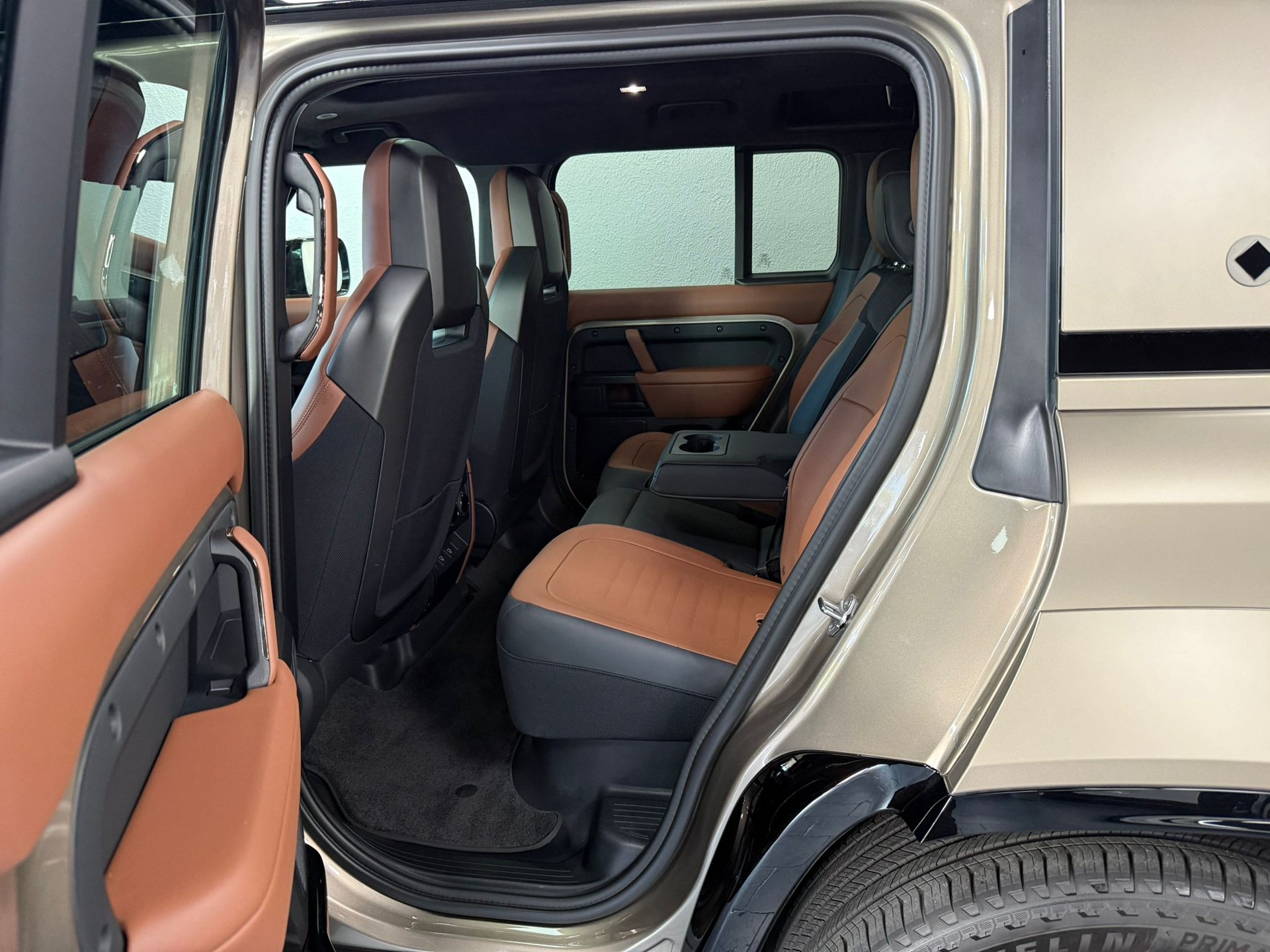 LAND ROVER Defender 110 635 V8 4.4 Octa AT8-image-10