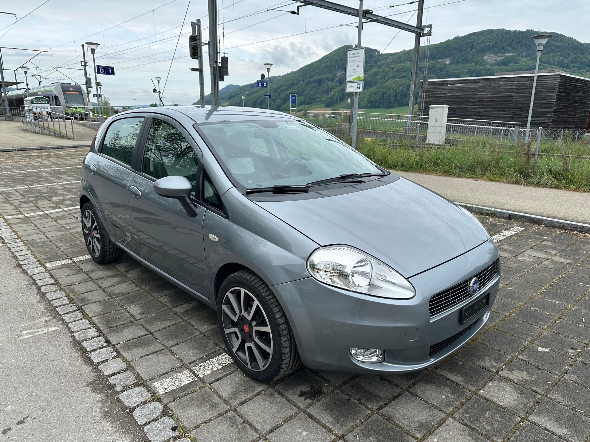 FIAT Punto 1.4 Dynamic Frisch ab MFK und grossem Service-showroom-element-3