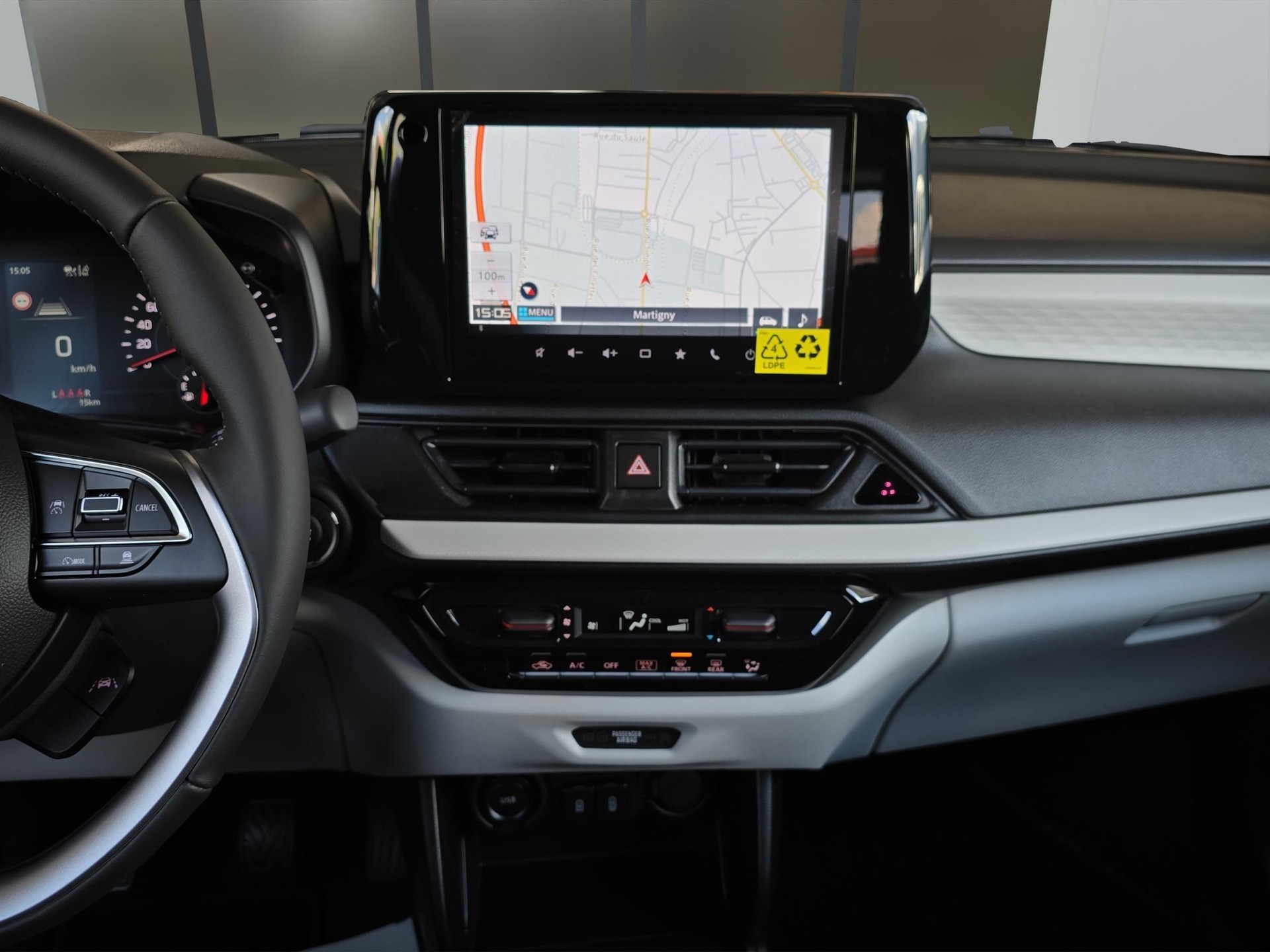 SUZUKI Swift 1.2 Sakura Hybrid 4x4-image-9