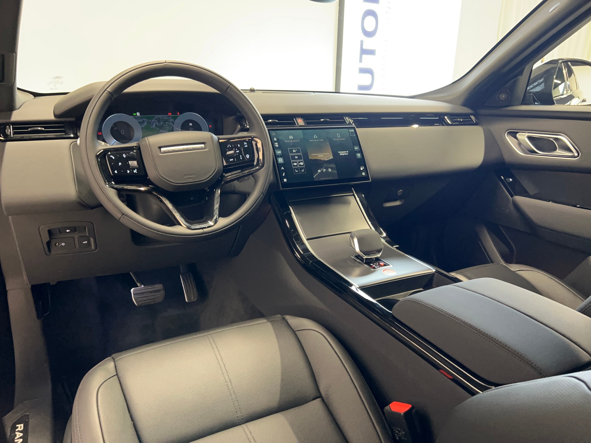 LAND ROVER Range Rover Velar 2.0 P400e Dynamic SE-showroom-element-2