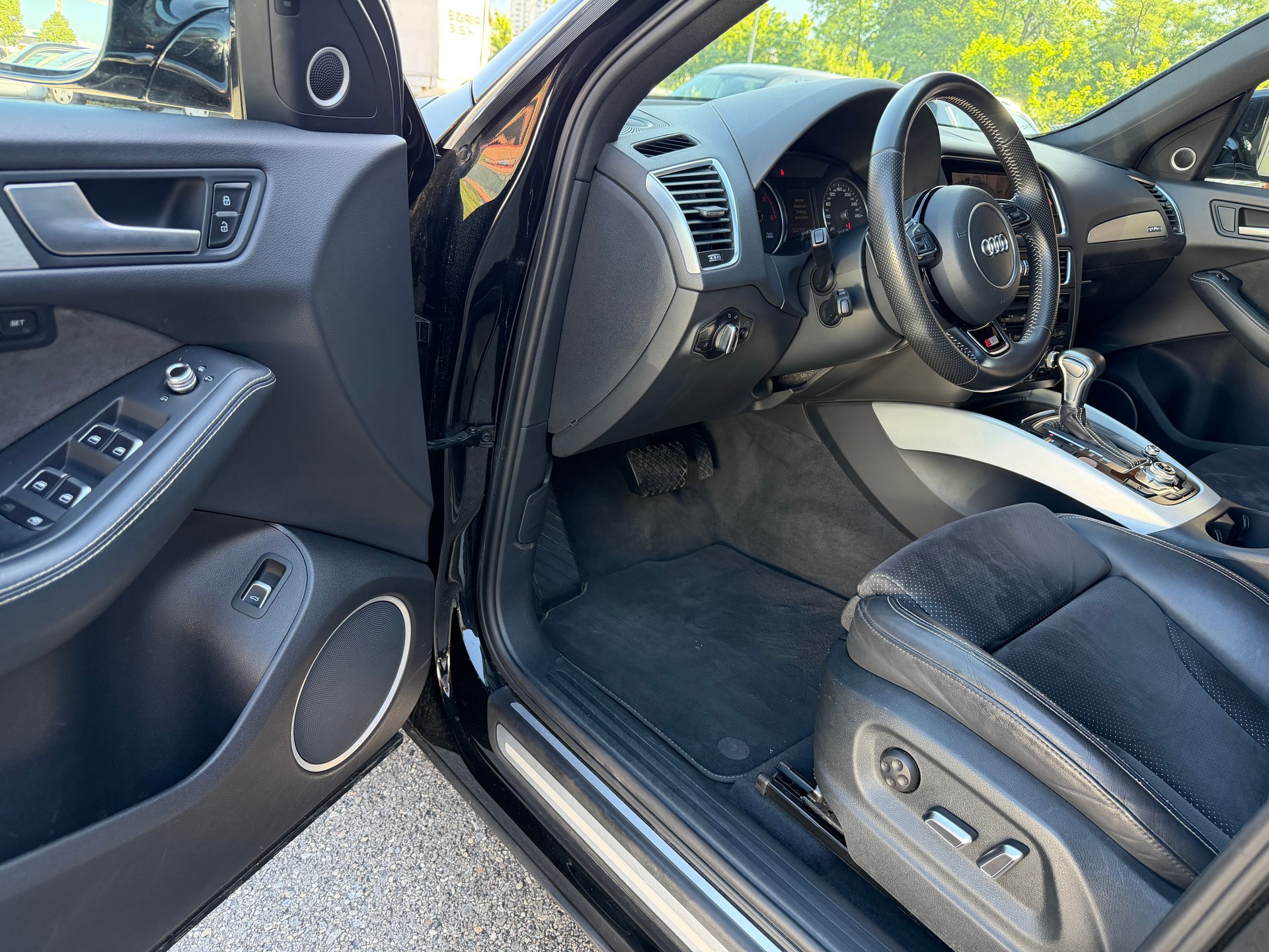 AUDI Q5 3.0 TDI clean quattro S-tronic-image-11