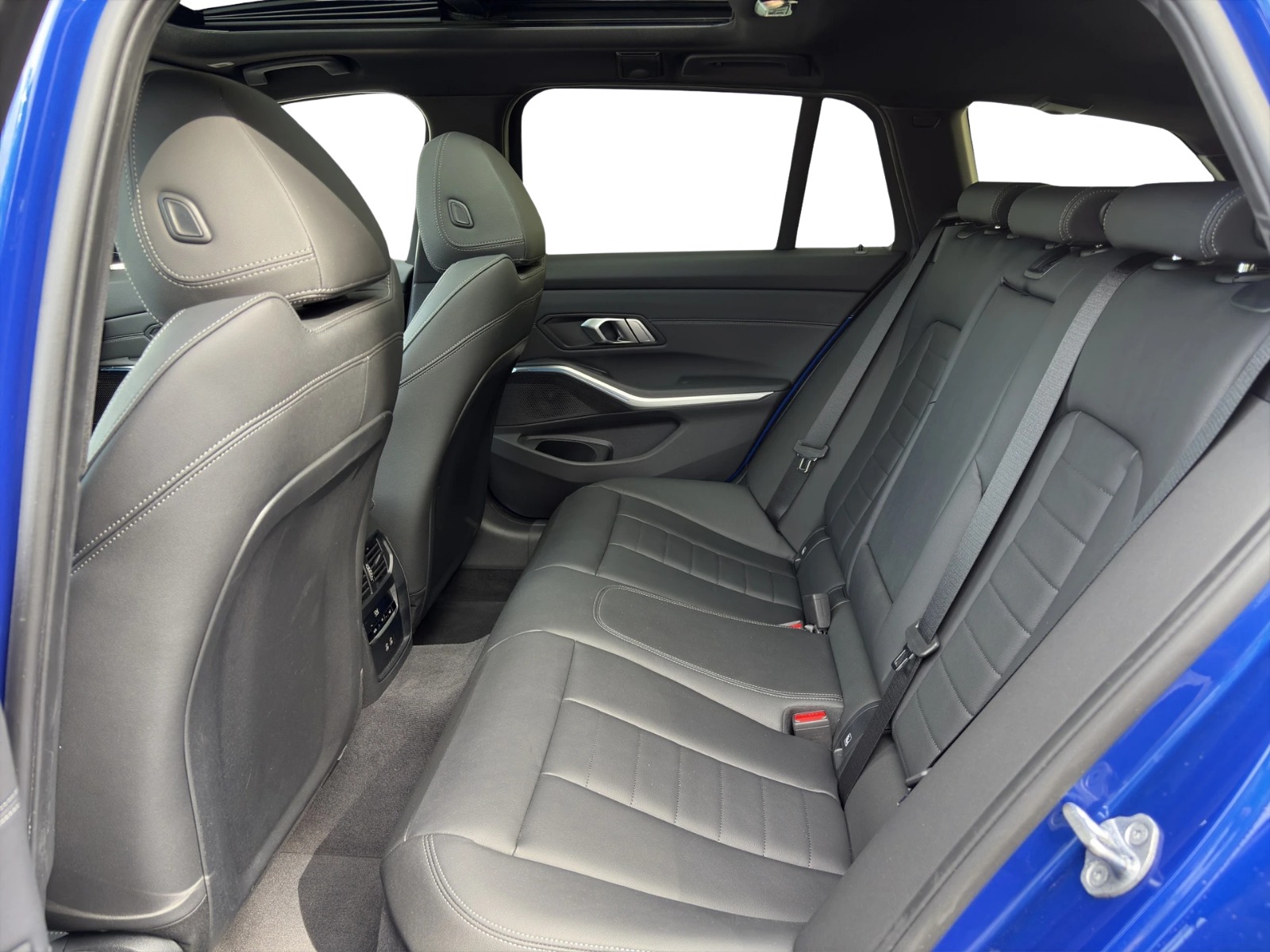 BMW M340i xDrive 48V Touring Steptronic M Sport-image-17