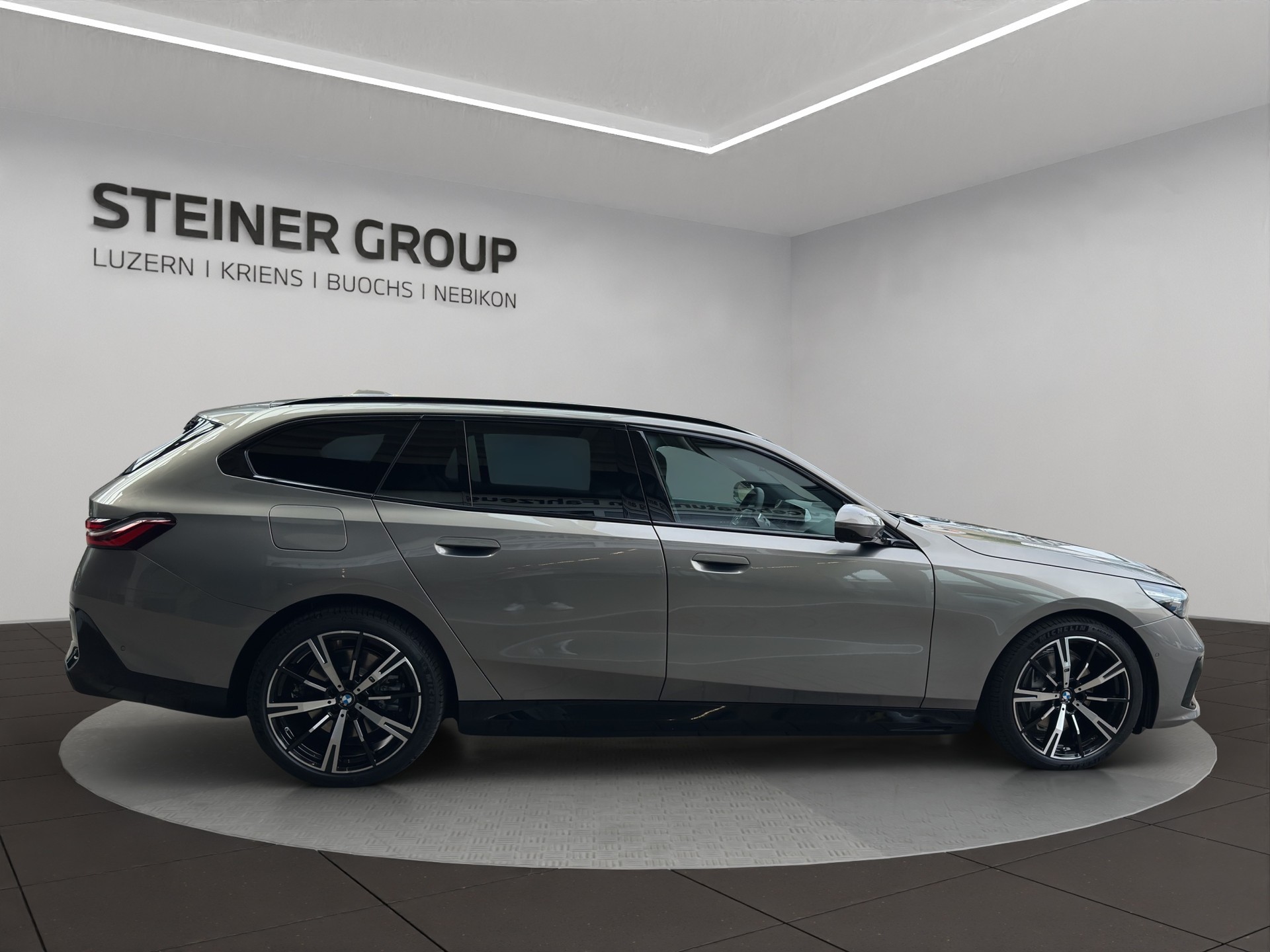 BMW i5 xDrive 40 Touring M Sport-showroom-element-3