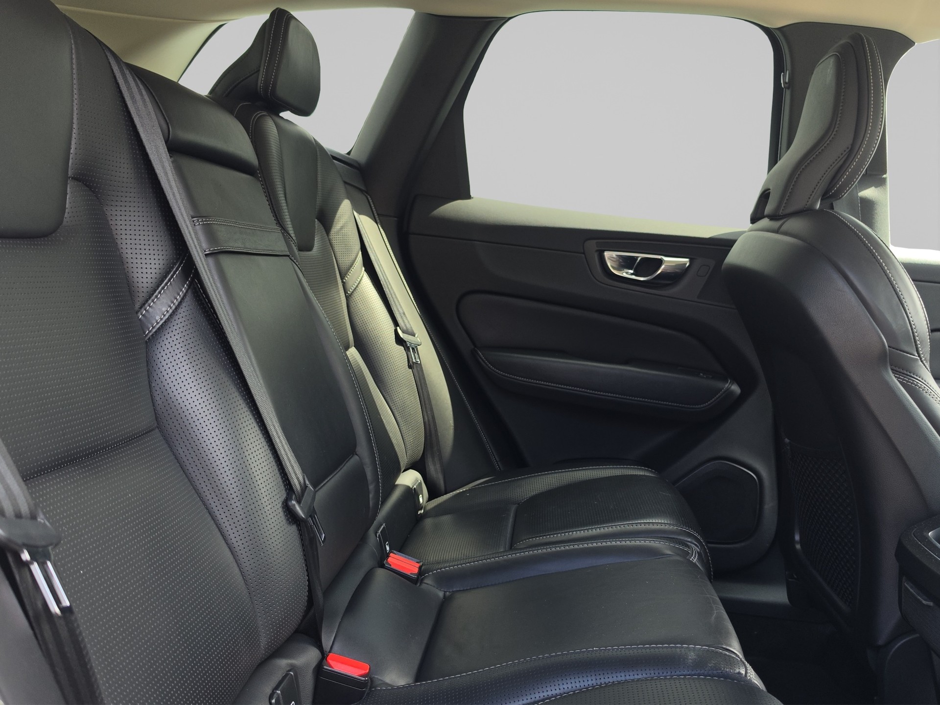 VOLVO XC60 2.0 B5 MH Inscription AWD-image-12