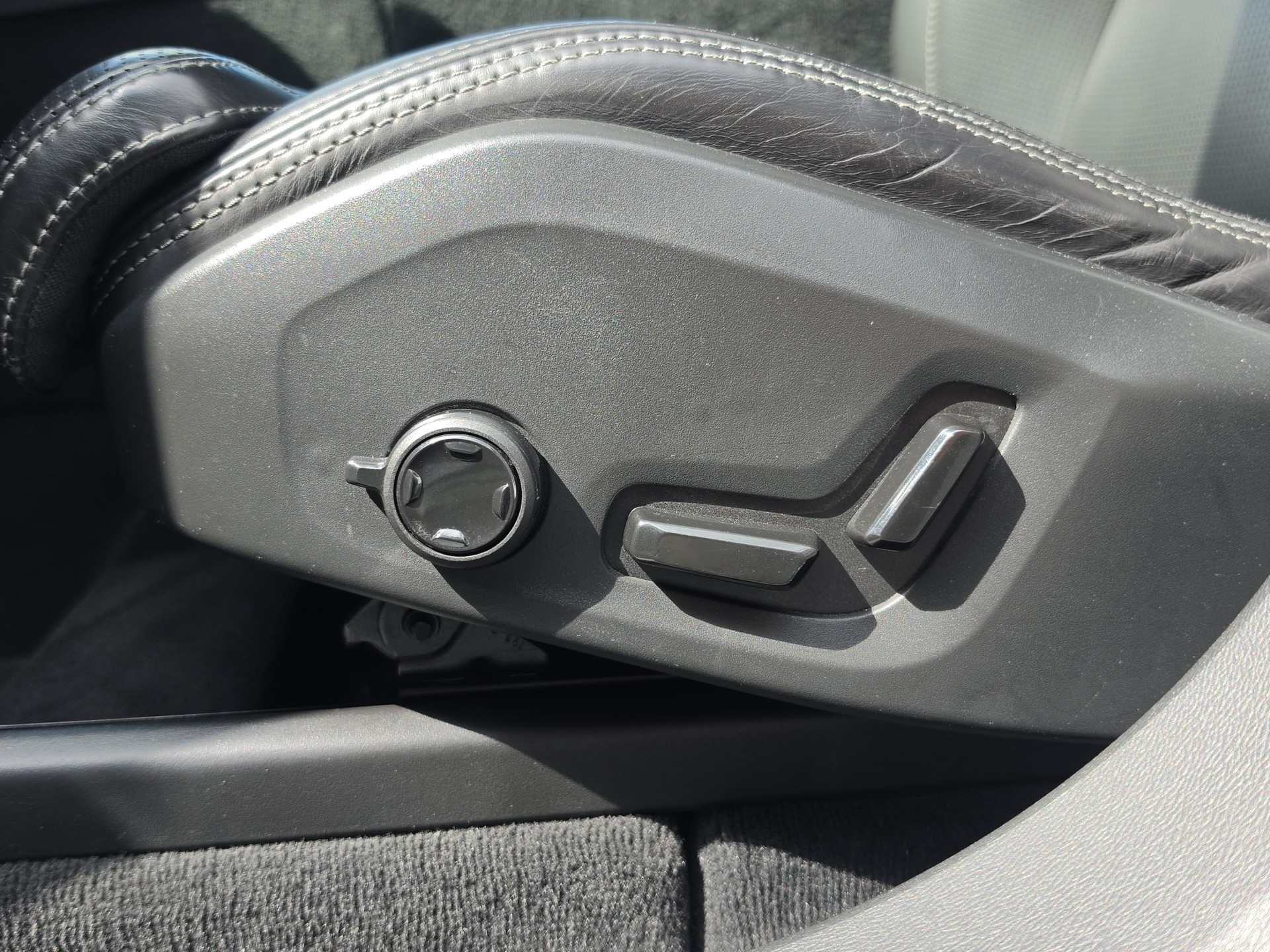 VOLVO XC60 2.0 B5 MH Inscription AWD-image-16