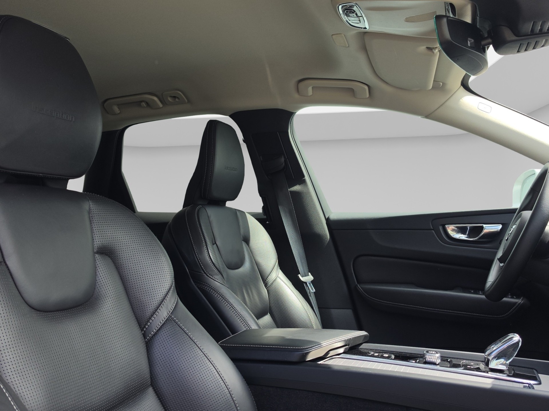 VOLVO XC60 2.0 B5 MH Inscription AWD-image-13