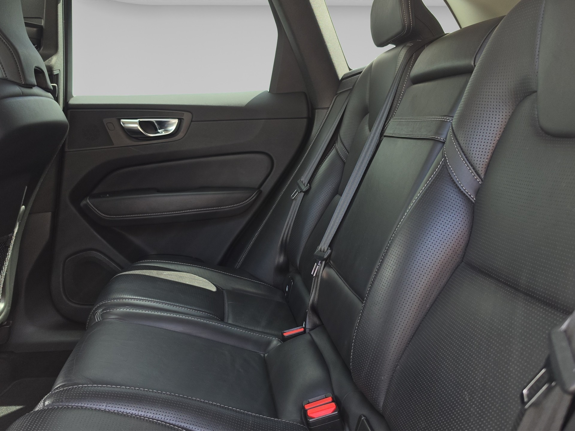 VOLVO XC60 2.0 B5 MH Inscription AWD-image-14