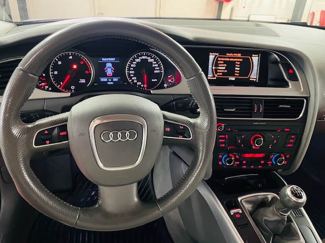 AUDI A4 Avant 2.0 TDI-image-10