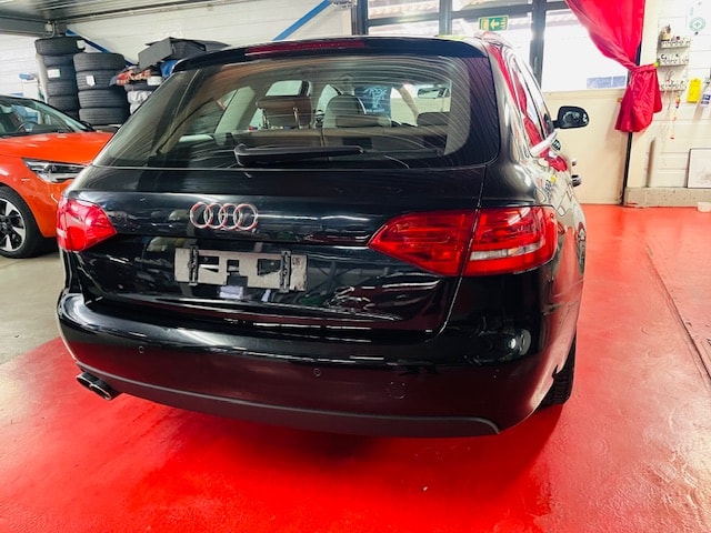 AUDI A4 Avant 2.0 TDI-image-8