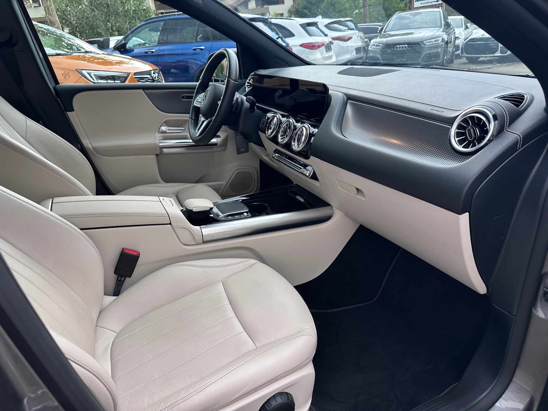 MERCEDES-BENZ B 250 4Matic AMG Line-image-13