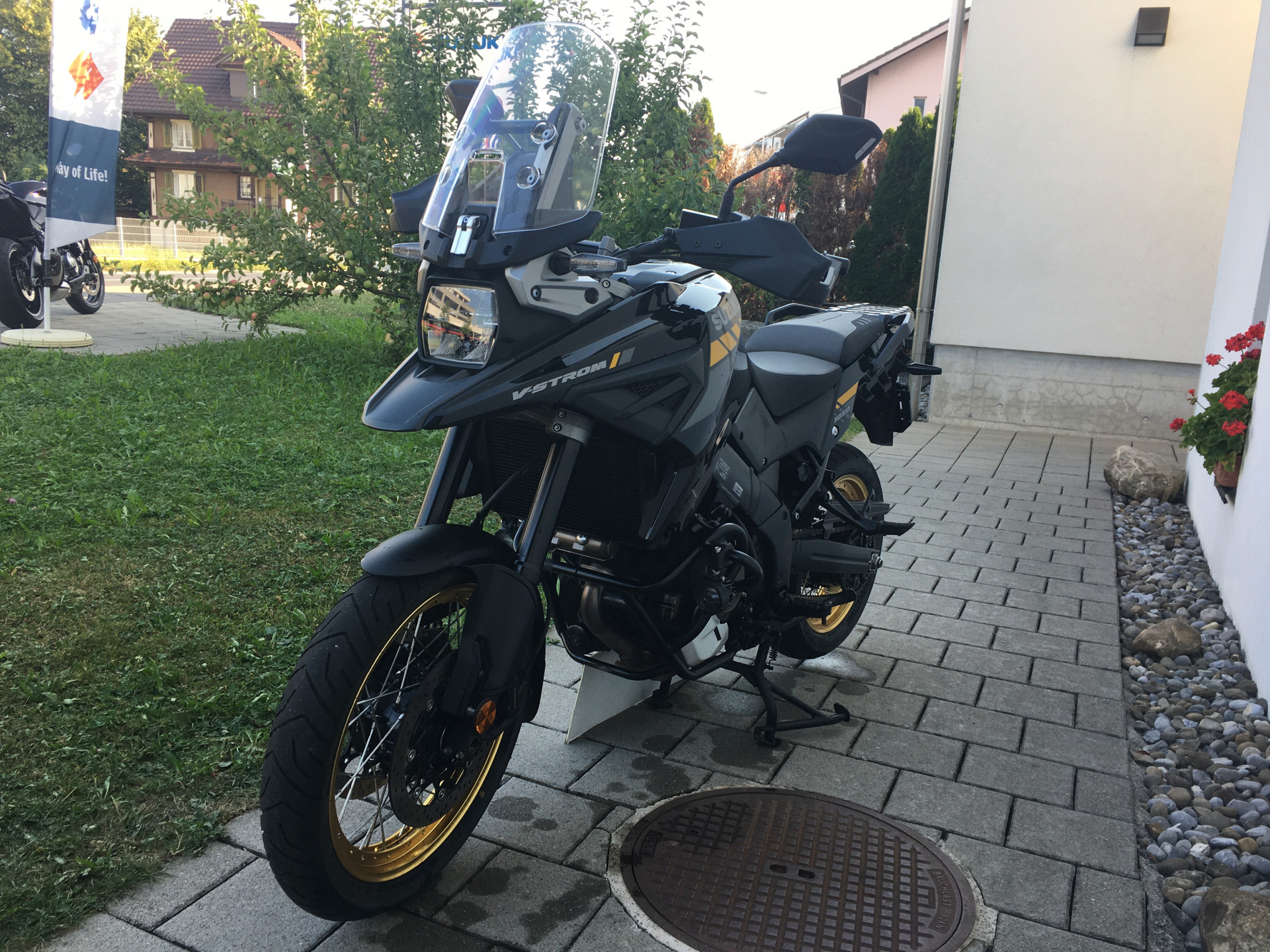 SUZUKI DL 1050 A V-Strom XT-image-1