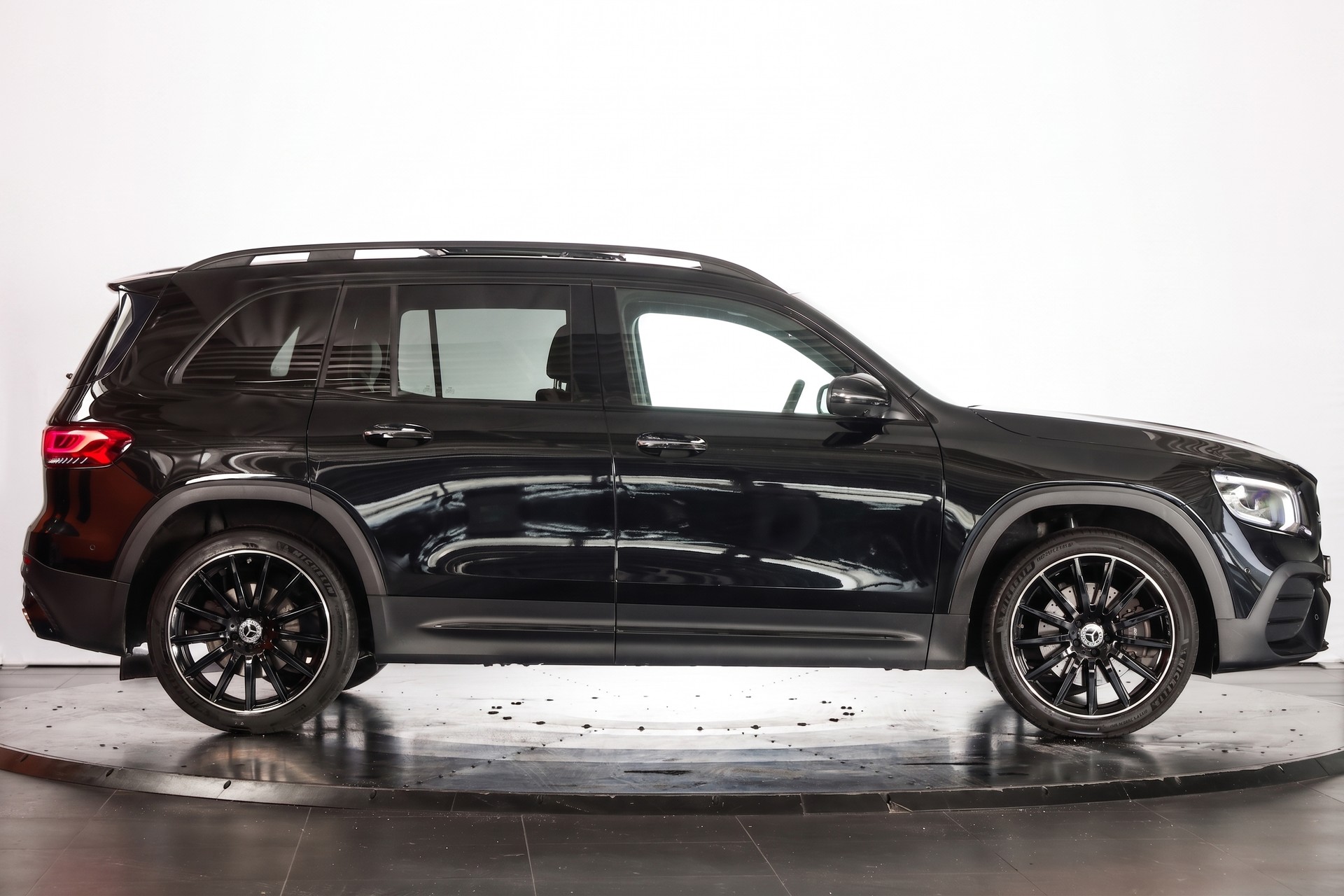 MERCEDES-BENZ GLB 250 4Matic AMG Line Premium Plus * CarPlay * Black Pack * Open Sky-image-4