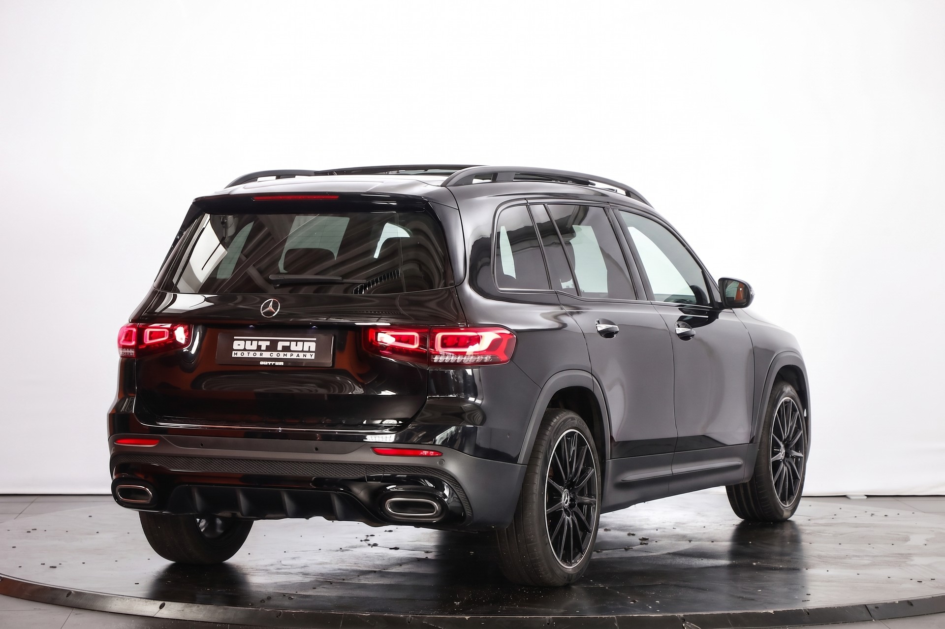 MERCEDES-BENZ GLB 250 4Matic AMG Line Premium Plus * CarPlay * Black Pack * Open Sky-showroom-element-3