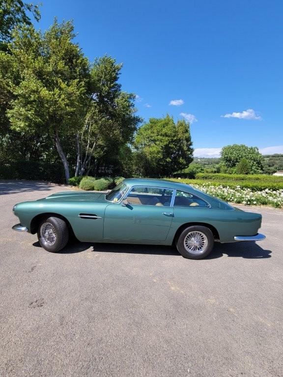 ASTON MARTIN Series V-showroom-element-1