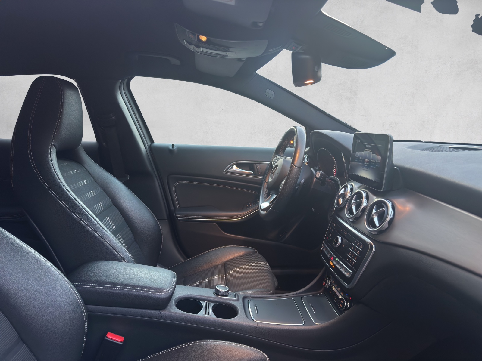 MERCEDES-BENZ GLA 200 d Swiss Star Edition Urban 4Matic 7G-DCT-image-11