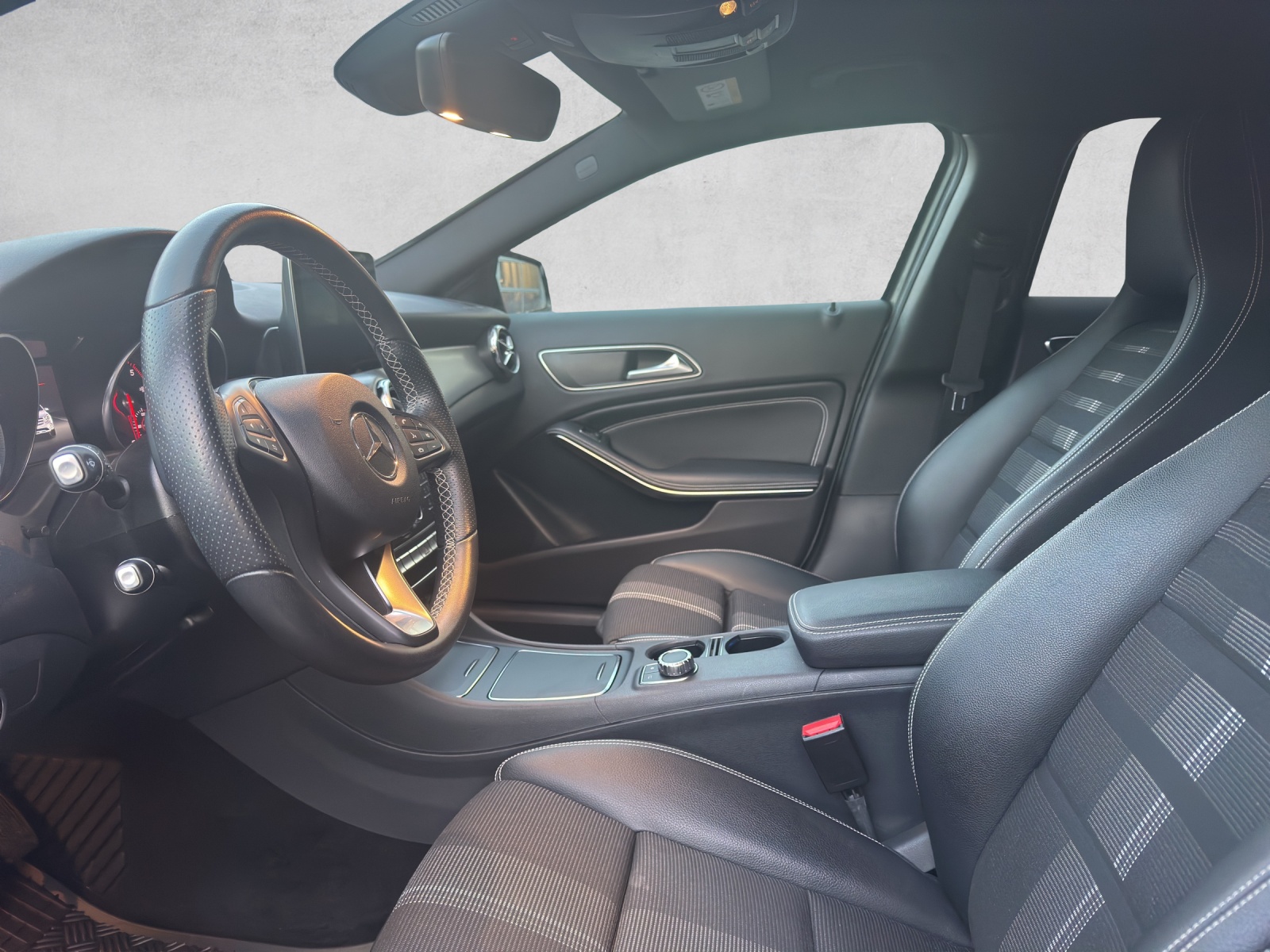 MERCEDES-BENZ GLA 200 d Swiss Star Edition Urban 4Matic 7G-DCT-image-4