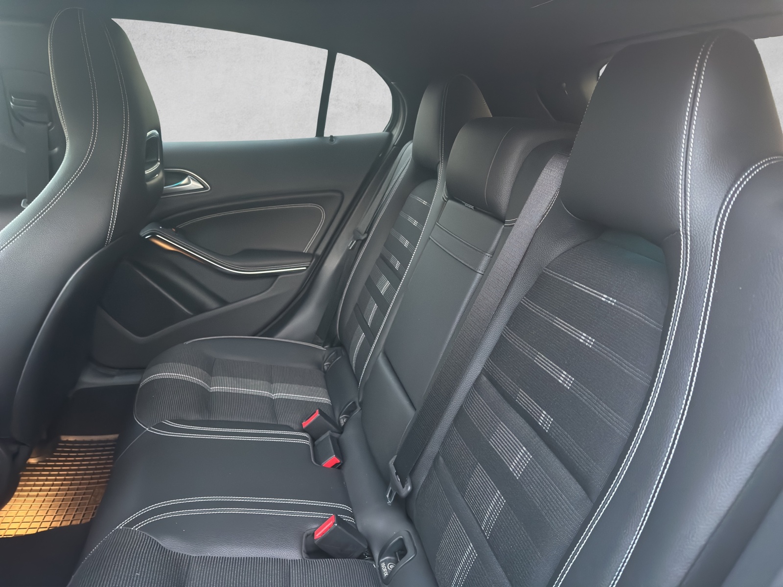 MERCEDES-BENZ GLA 200 d Swiss Star Edition Urban 4Matic 7G-DCT-image-10