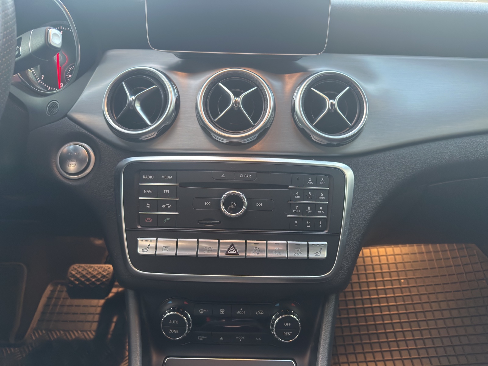 MERCEDES-BENZ GLA 200 d Swiss Star Edition Urban 4Matic 7G-DCT-image-7