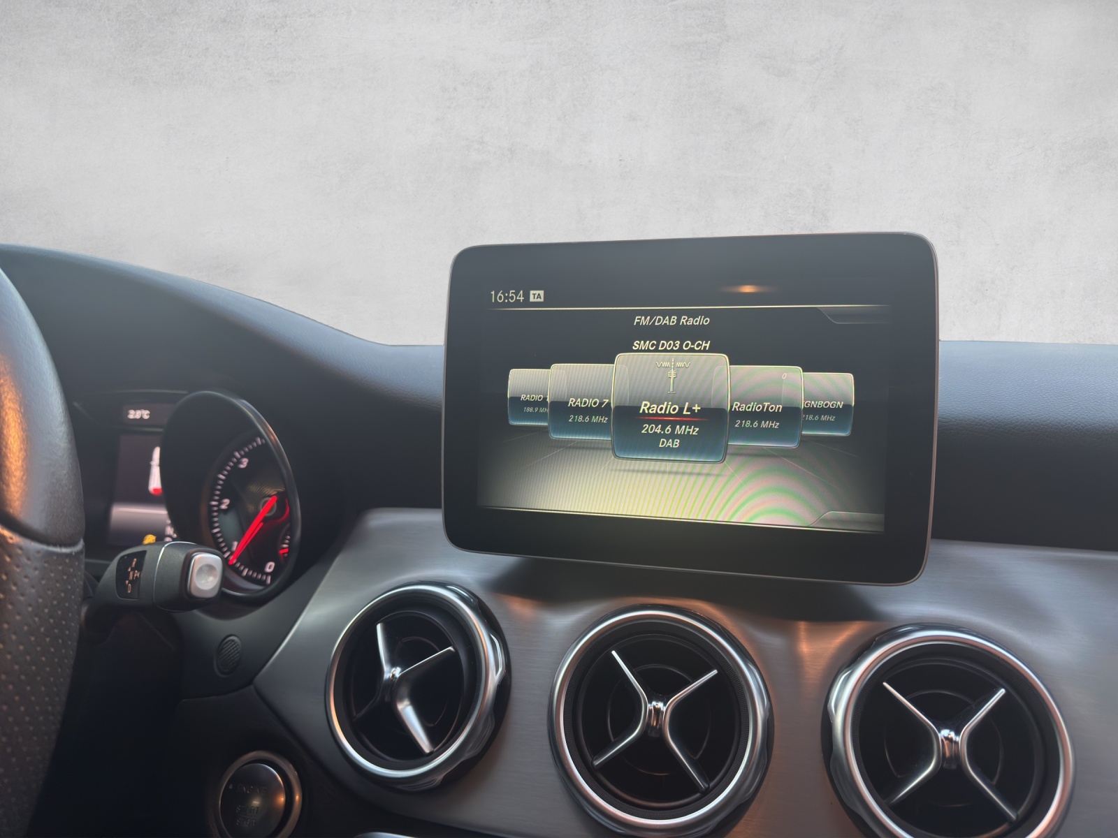 MERCEDES-BENZ GLA 200 d Swiss Star Edition Urban 4Matic 7G-DCT-image-9